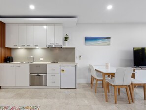 Fridge, microwave, oven, stovetop - Luxe King Studio in Santai (Tweed)