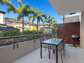 Outdoor dining - Luxe King Studio in Santai (Tweed)