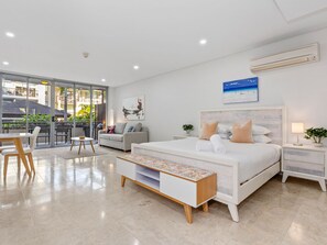 1 bedroom, iron/ironing board, free WiFi, bed sheets - Luxe King Studio in Santai (Tweed)