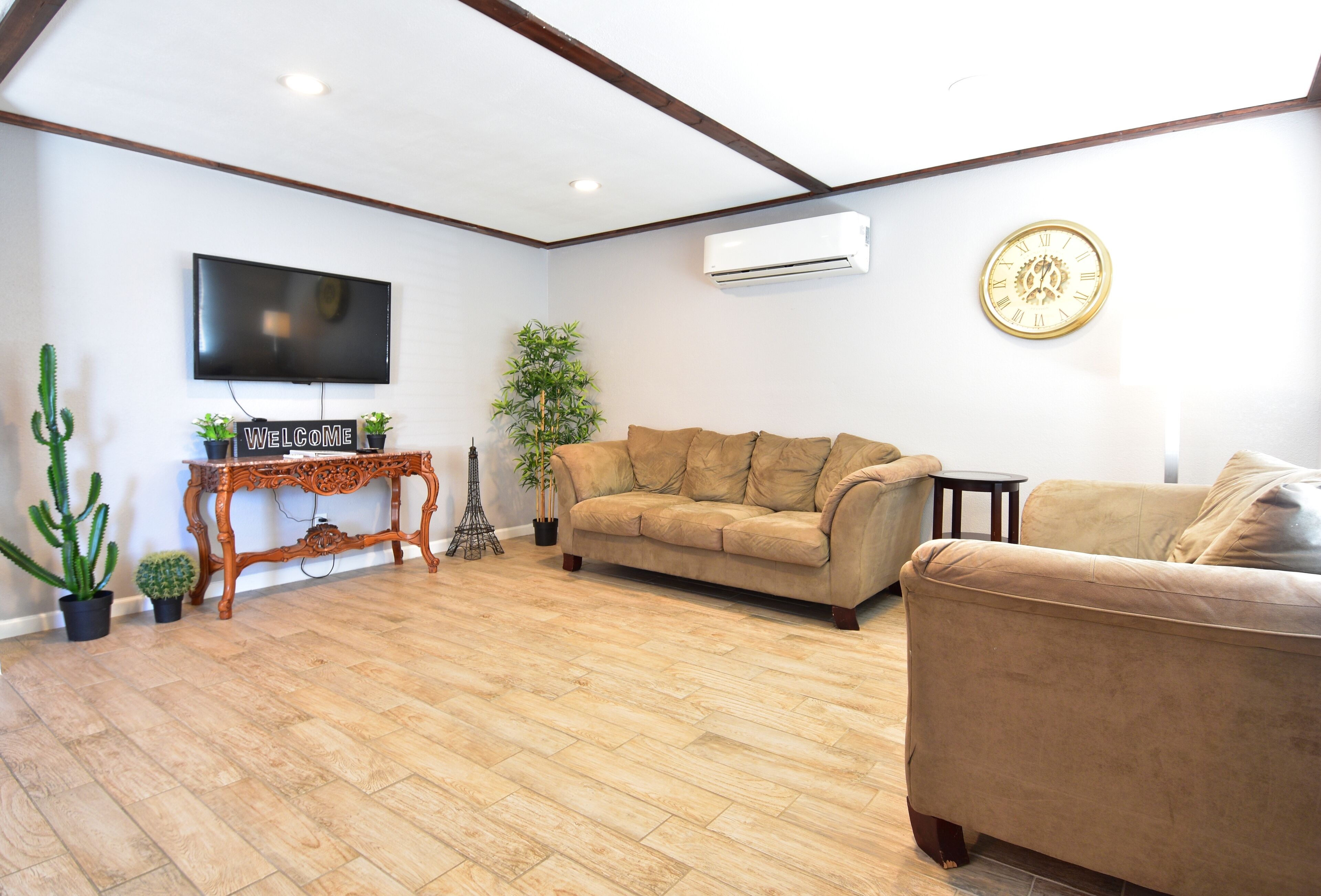 Joshua Tree Starlight Retreat with outdoor fireplace.