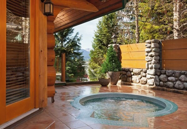 Terrace/patio - Ski out chalet w/ hot tub (Whistler)