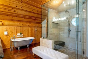 Douche, sèche-cheveux, serviettes fournies, shampoing