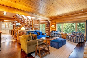 TV, fireplace, offices - Ski out chalet w/ hot tub (Whistler)