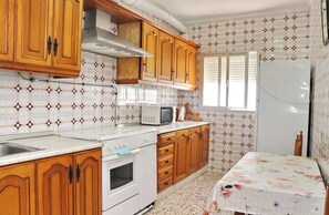 Kühlschrank, Mikrowelle, Ofen, Wasserkocher mit Kaffee-/Teezubehör