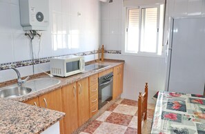Fridge, microwave, oven, coffee/tea maker - Cervantes Apartment in Conil (Conil de la Fra)