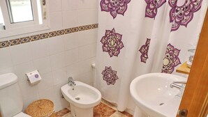 A bathroom with a bidet, toilet, and sink. - Cervantes Apartment in Conil (Conil de la Fra)
