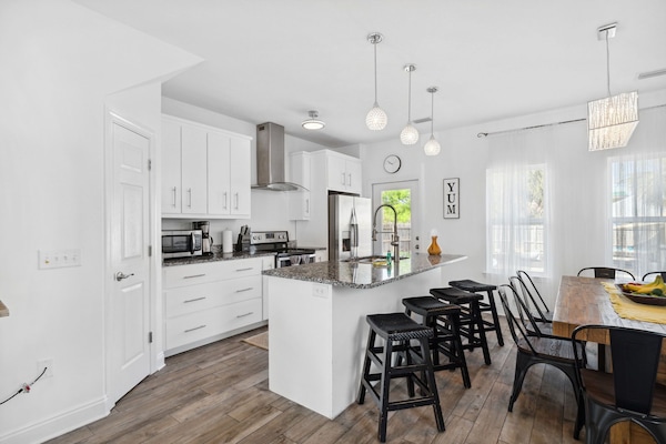 Kjøleskap, mikrobølgeovn, ovn og kokeplater