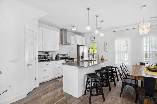 Family Getaway•4BR•Games•Fire Pit•Easy Beach Access•Fenced Yard•Pet Friendly 