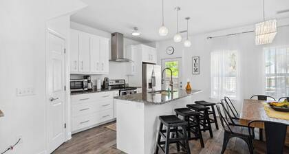 Family Getaway•4BR•Games•Fire Pit•Easy Beach Access•Fenced Yard•Pet Friendly