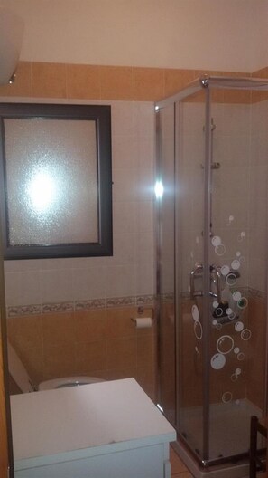 Douche, sèche-cheveux, bidet, serviettes fournies