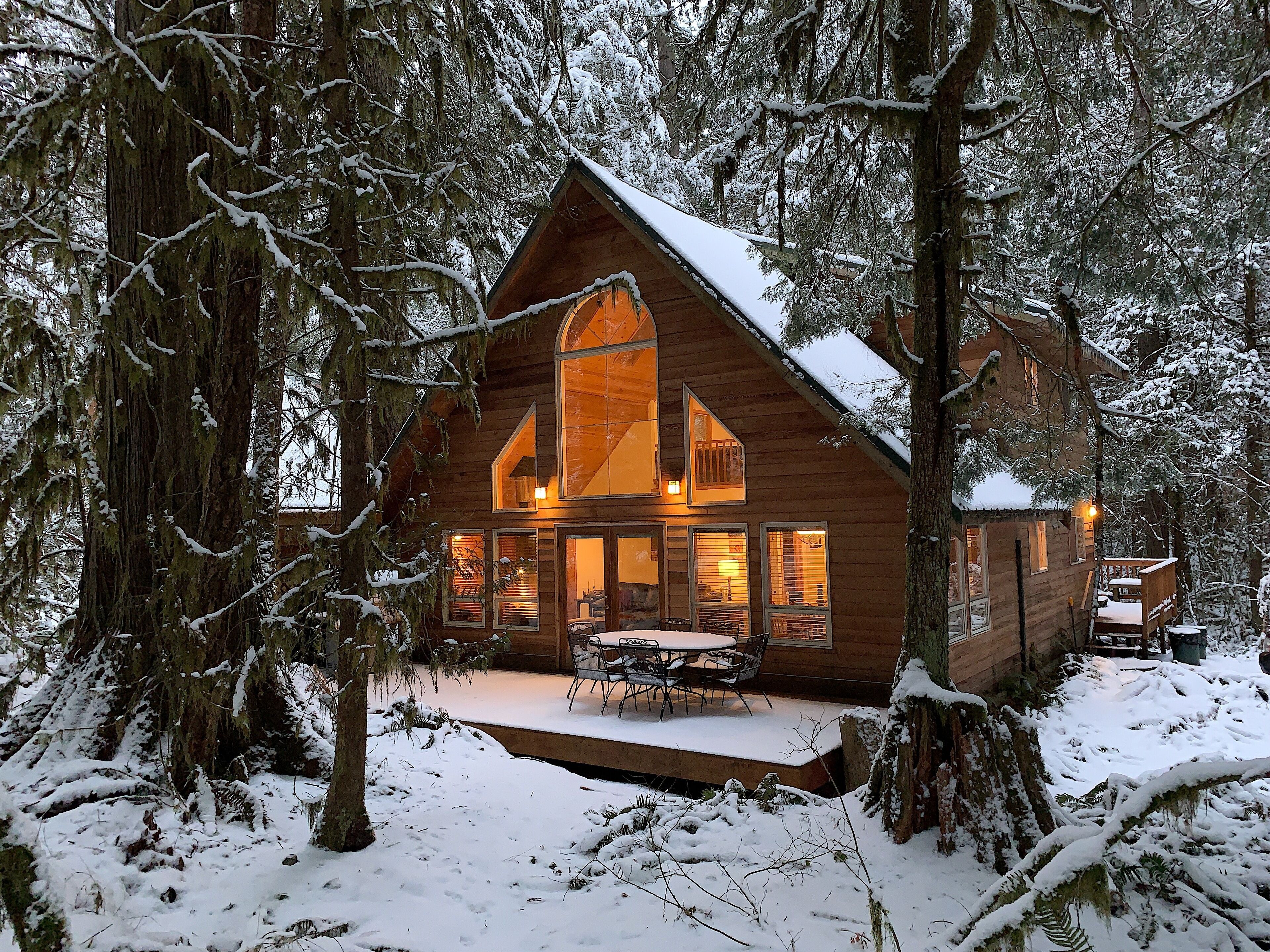 Newly Remodeled Cedar Chalet with Hot Tub and Sauna, near Mt Baker!