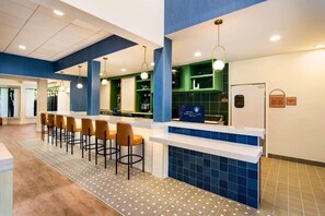 Eine moderne Bar mit einer Theke, Barhocker und einem Schild mit der Aufschrift 'Perfect Cup'.