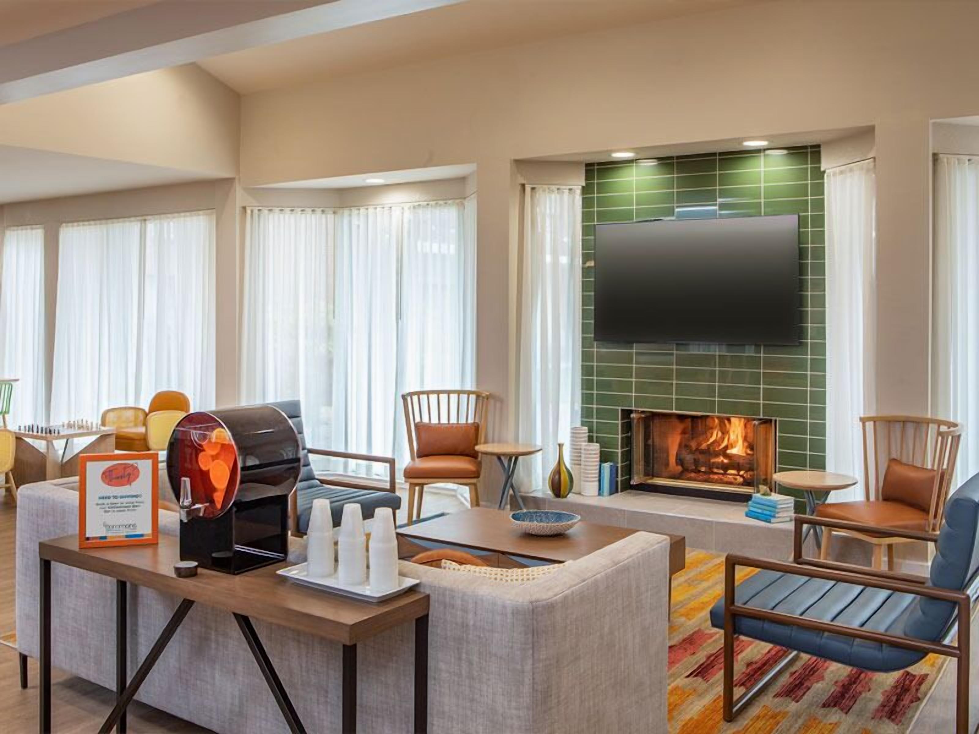 Your Ideal Escape Is Here! Hot Breakfast Included, Free Parking, Pets Allowed! - Foxborough, MA