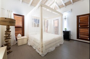 6 bedrooms, iron/ironing board, internet, bed sheets - Beautiful Villa with pool near the beach for groups (Jan Thiel)