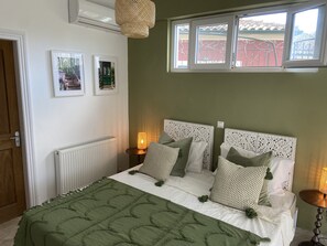 2 bedrooms, iron/ironing board, internet, bed sheets