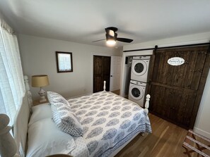 2 bedrooms, desk, iron/ironing board, WiFi - Beautiful 2BD 2BA home in small-town America (Hickory)