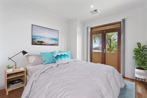6 bedrooms, iron/ironing board, travel cot, WiFi - CQ Holidays
EV Charger Type 2 available at property (Hindmarsh Island)