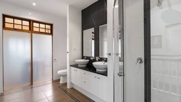 Shower, jetted bath, hair dryer, towels