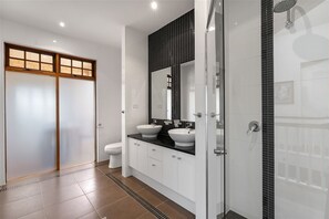 Shower, jetted bath, hair dryer, towels - CQ Holidays
EV Charger Type 2 available at property (Hindmarsh Island)