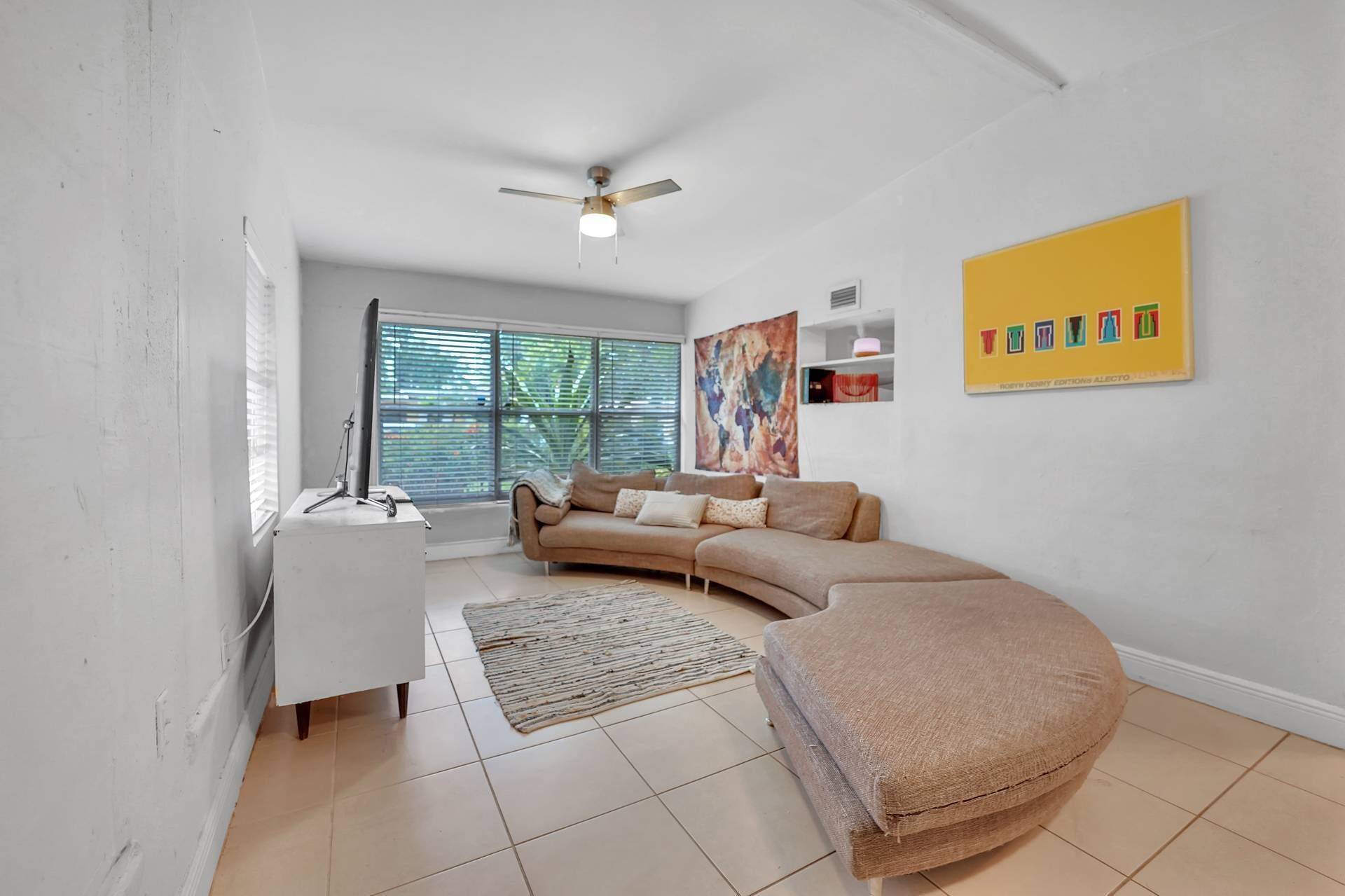 New! Cozy 3/2 Home 10 min Drive to Beach! Pet-Friendly!