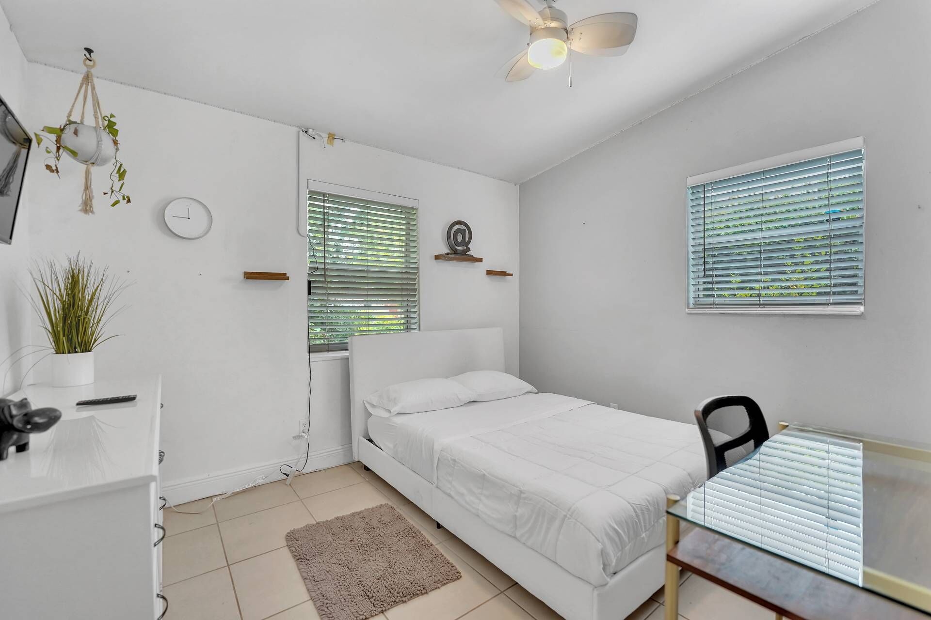 New! Cozy 3/2 Home 10 min Drive to Beach! Pet-Friendly!