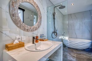Rainfall showerhead, free toiletries, hair dryer, bathrobes