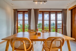 ห้องแฟมิลี่สวีท | บริเวณนั่งเล่น | ทีวีจอแอลอีดี 32 นิ้ว พร้อมช่องเคเบิล