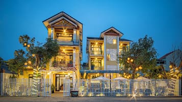 Vista frontal de la propiedad