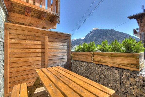 Outdoor dining - Frenes Hauts 002 : Lovely and new apt down Pleney (MORZINE)