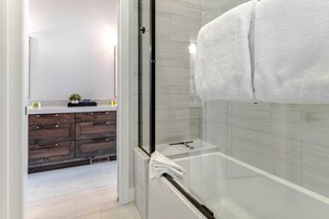 Dusche, Haartrockner, Handtücher, Shampoo
