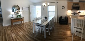 Dining - BLESSED NEST: 5mi to Disney, resort amenities, sleeps 8, gated, free golf cart (Winter Garden)