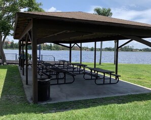 Outdoor dining - BLESSED NEST: 5mi to Disney, resort amenities, sleeps 8, gated, free golf cart (Winter Garden)
