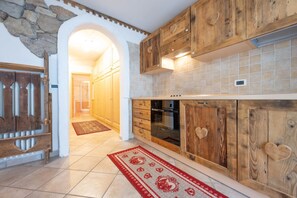 Fridge, oven, dishwasher - Beautiful mountain refuge style apartment with aged wood finishes (Campitello di Fassa)