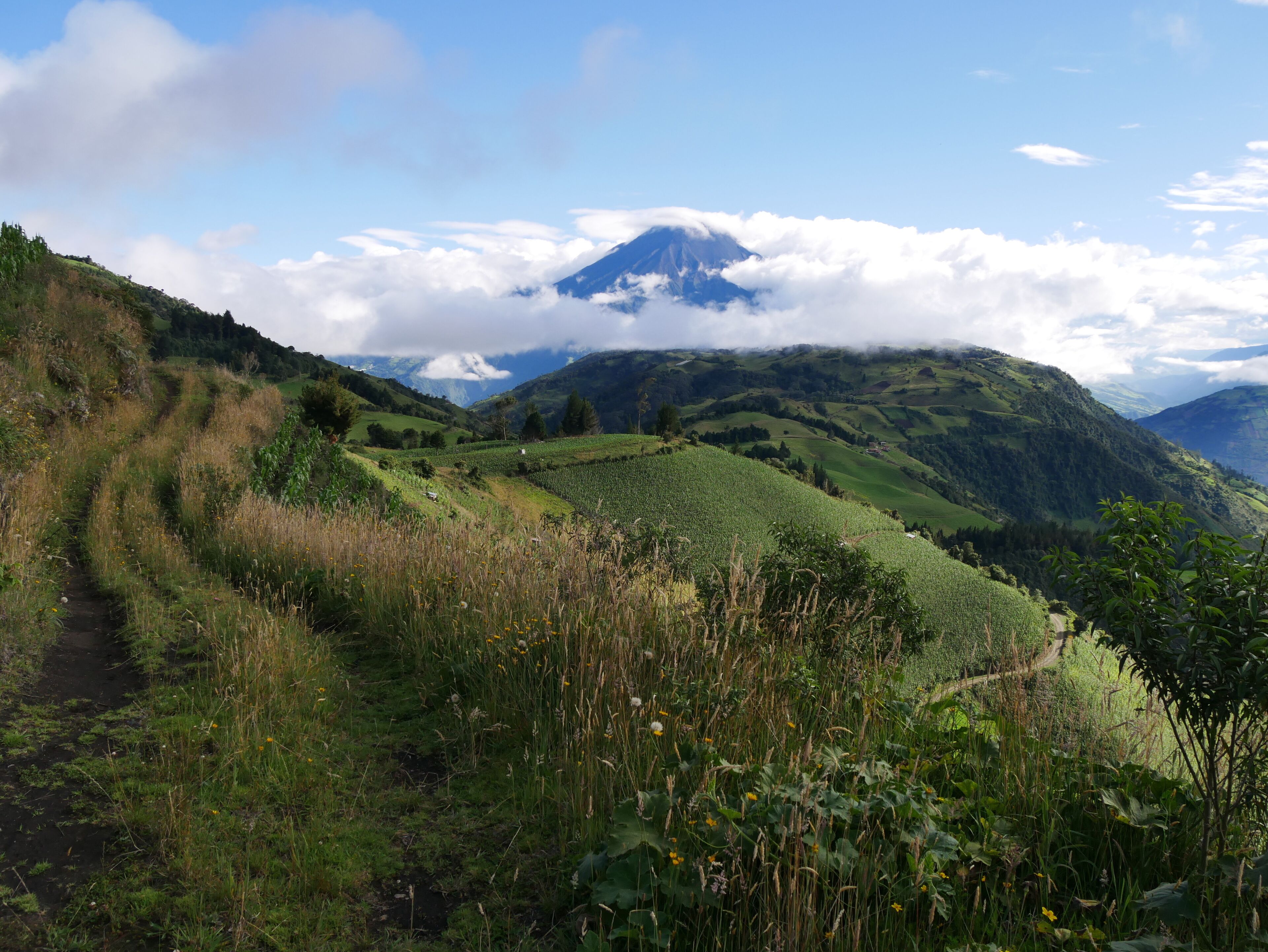 Un paisaje montañoso con cielo despejado y un pico prominente al fondo.