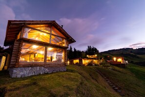 Family Cabin, Mountain View | Egyptian cotton sheets, premium bedding, down comforters, pillowtop beds - EL CEDRO SOÑADO (Patate)