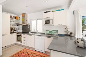 Réfrigérateur, micro-ondes, four, lave-vaisselle