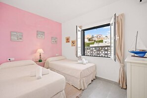 2 bedrooms, iron/ironing board, bed sheets