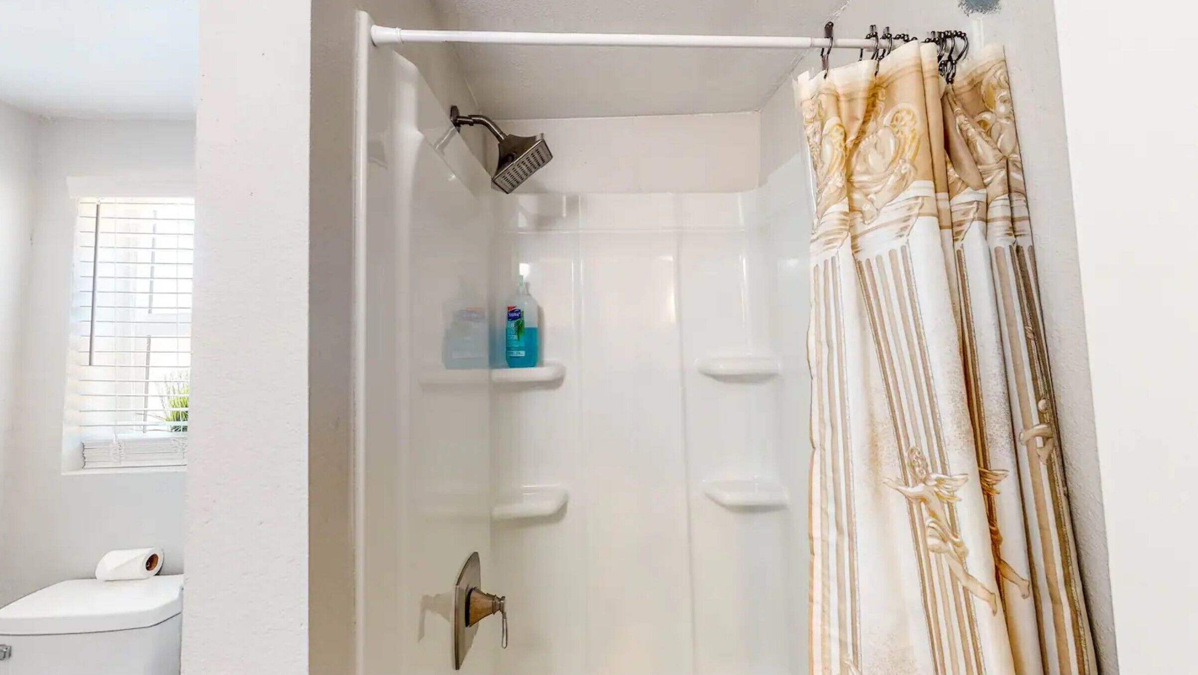 Douche, serviettes fournies, savon, shampooing