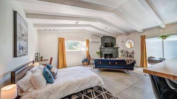 Desk, iron/ironing board, WiFi, bed sheets