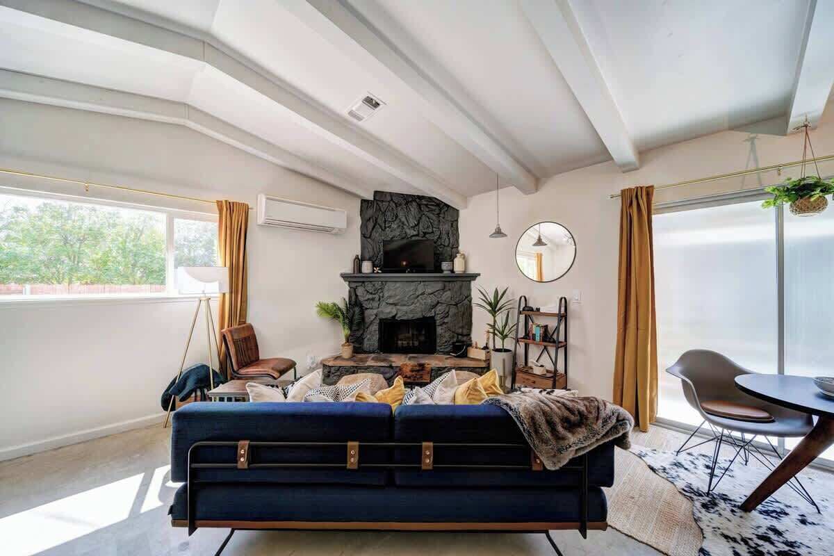 Télévision, cheminée, espaces bureaux