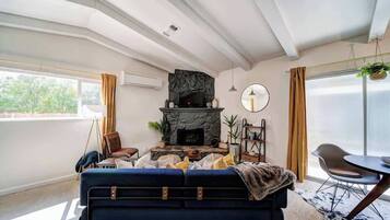 Télévision, cheminée, espaces bureaux