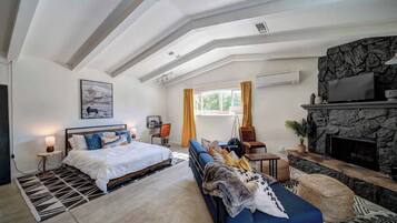 Desk, iron/ironing board, WiFi, bed sheets