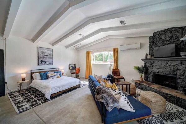 Desk, iron/ironing board, WiFi, bed sheets