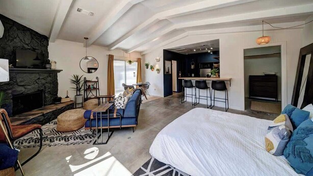 Iron/ironing board, WiFi, bed sheets - Updated Studio near Central Redding w/Hot Tub (Redding)