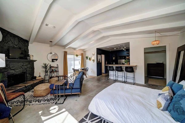 Iron/ironing board, WiFi, bed sheets - Updated Studio near Central Redding w/Hot Tub (Redding)