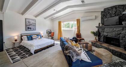 Updated Studio near Central Redding w/Hot Tub