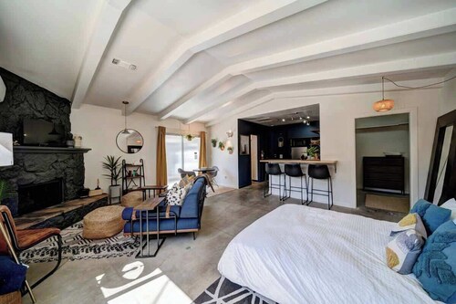 Updated Studio near Central Redding w/Hot Tub