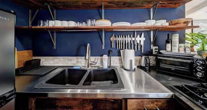 Updated Studio near Central Redding w/Hot Tub