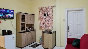 Classic Apartment, 1 Queen Bed | In-room dining