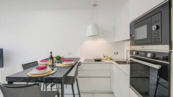 Appartement Standard, plusieurs chambres (Beachy Vibes- 900m from the beach) | Cuisine privée